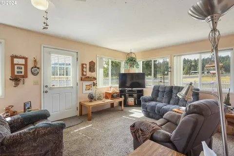 House for rent at 77427 Highway 216, Maupin, OR 97037