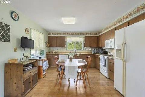 House for rent at 77427 Highway 216, Maupin, OR 97037