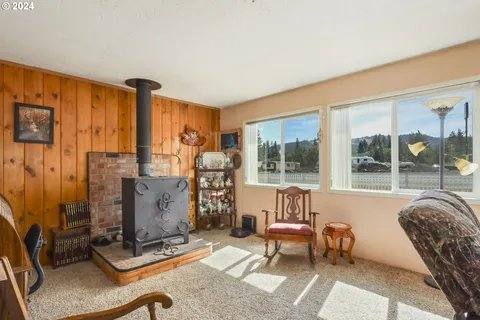 House for rent at 77427 Highway 216, Maupin, OR 97037