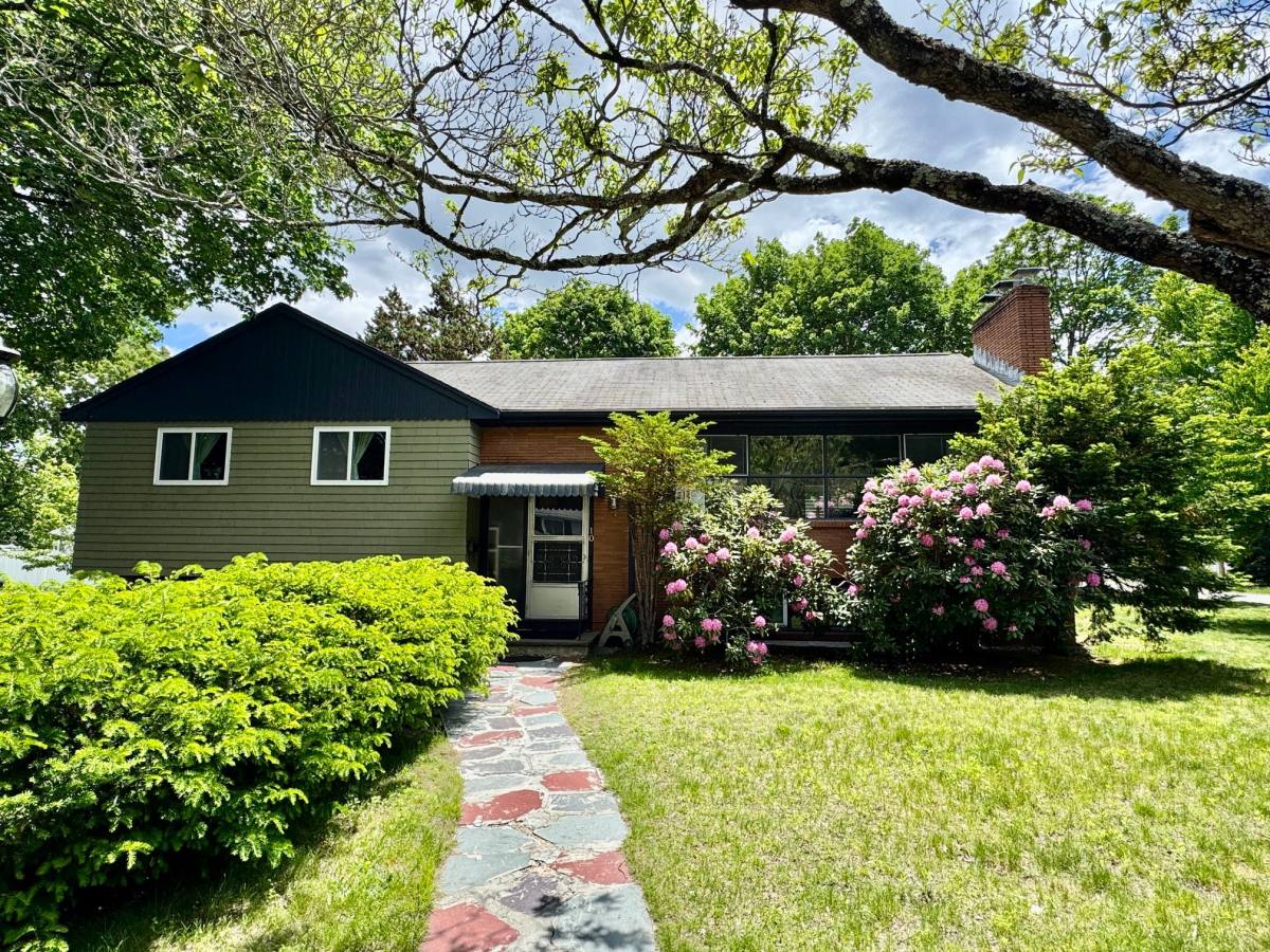 House for rent at 10 Oriole Rd, Wellesley Hills, MA 02481