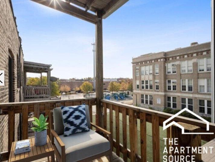 Apartment for rent at 829 W Waveland Ave #2, Chicago, IL 60613