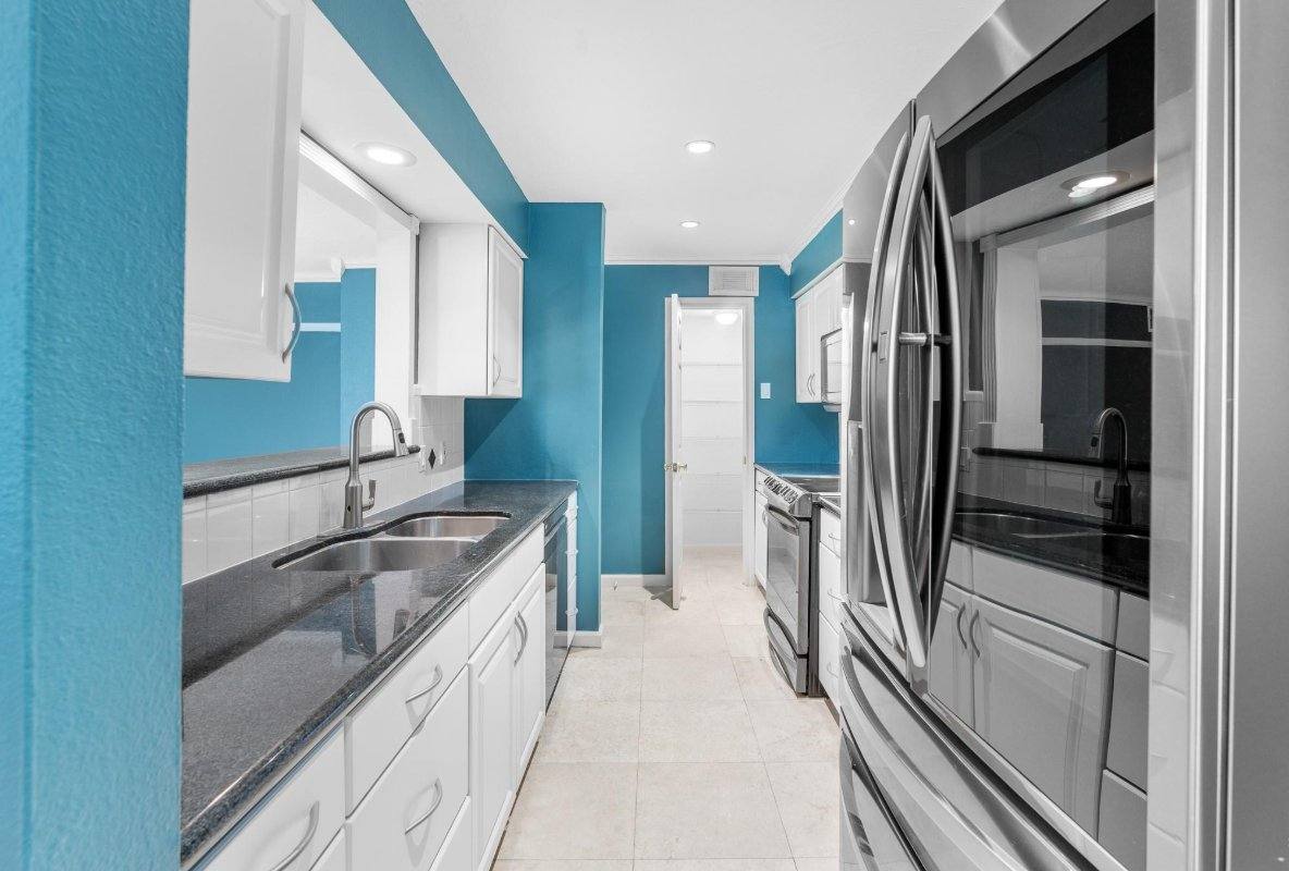 Townhouse for rent at 5514 Beverlyhill St #2, Houston, TX 77056