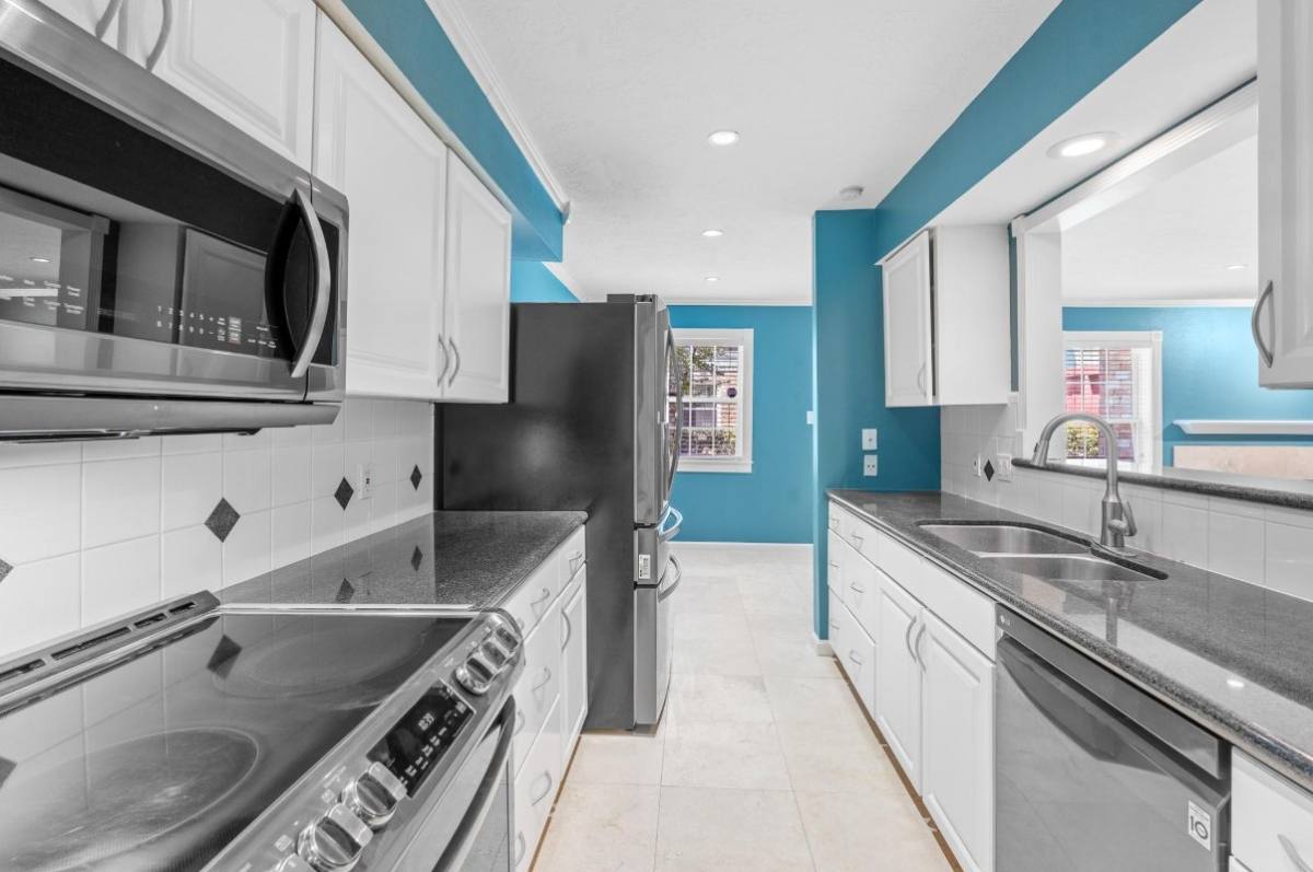 Townhouse for rent at 5514 Beverlyhill St #2, Houston, TX 77056
