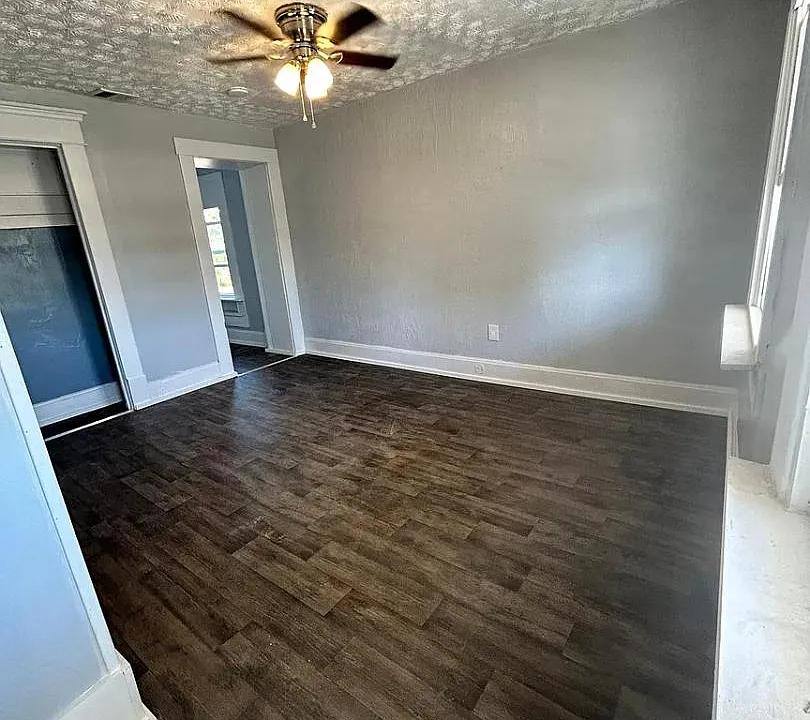 Apartment for rent at 420 E Indiana St, Newark, OH 43055