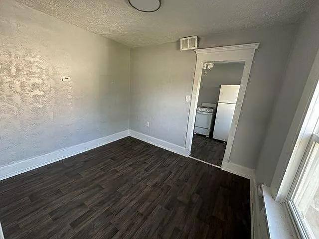 Apartment for rent at 420 E Indiana St, Newark, OH 43055