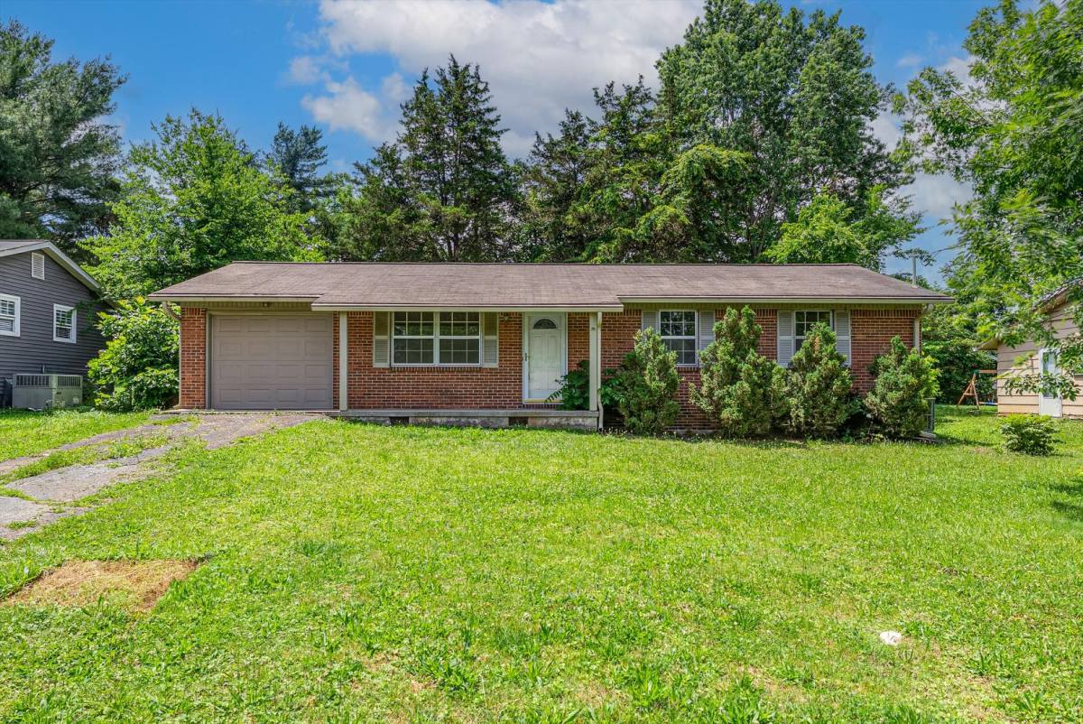 House for rent at 7308 Meadowbrook Circle, Knoxville, TN 37918