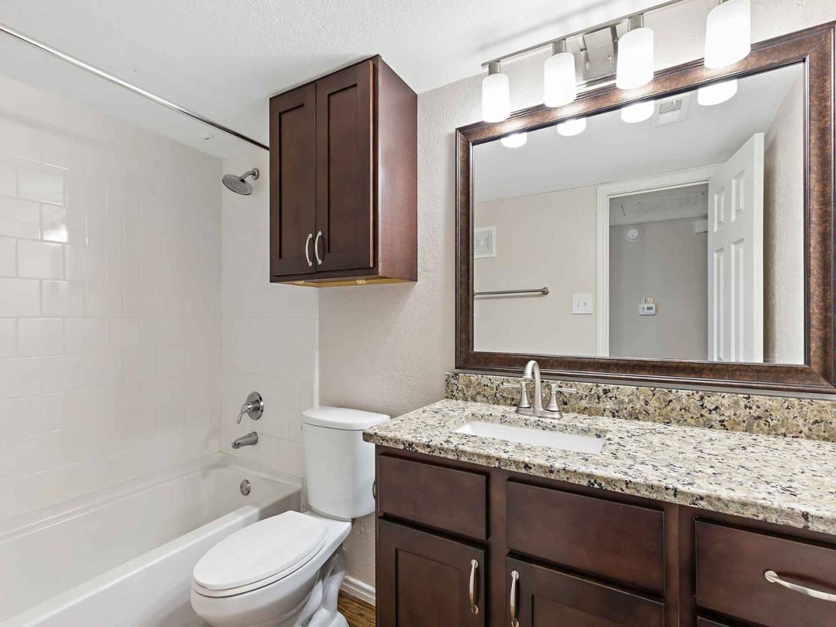 Apartment for rent at Oakhaven, 3330 Country Square Dr, Carrollton, TX 75006