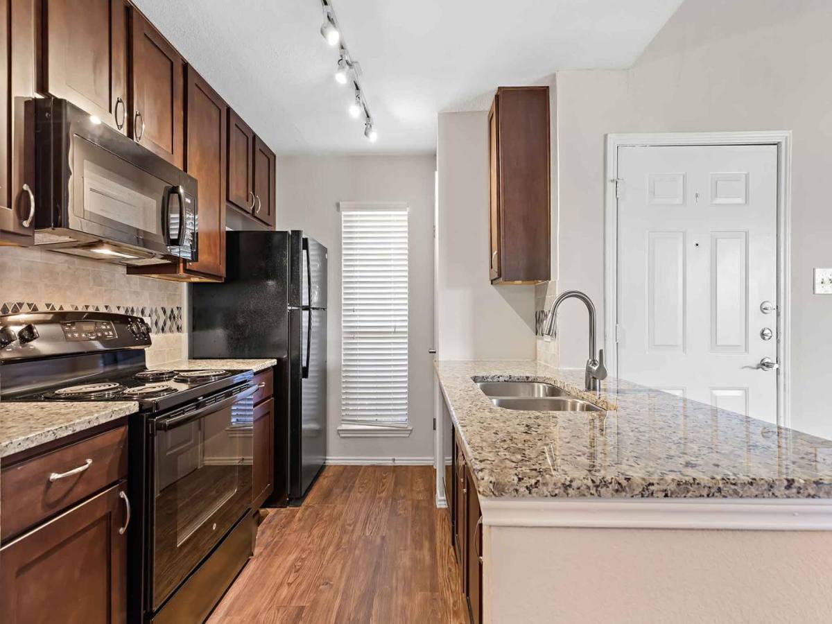 Apartment for rent at Oakhaven, 3330 Country Square Dr, Carrollton, TX 75006