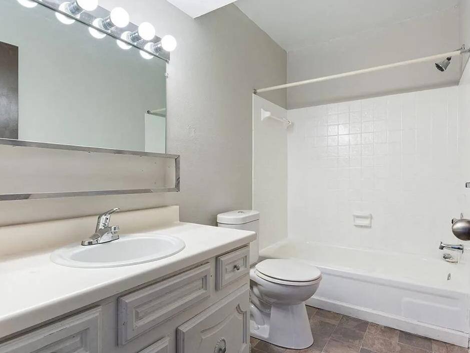 Apartment for rent at Hunter's Ridge, 3406 Gibraltar Heights Dr, Toledo, OH 43609