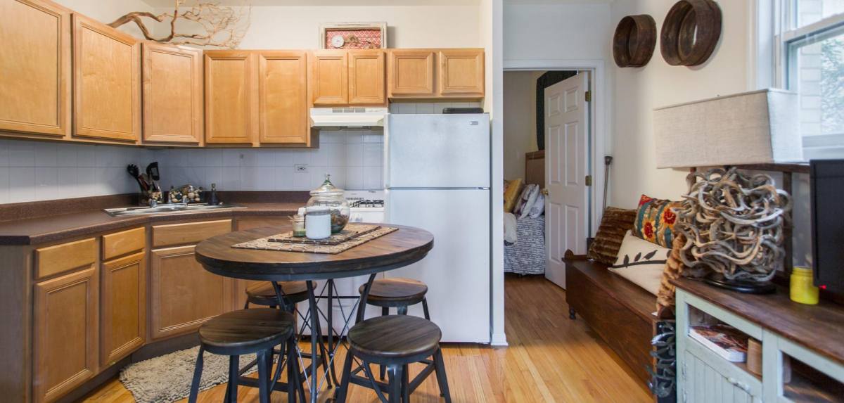 Apartment for rent at 910 W Dakin St, Chicago, IL 60613