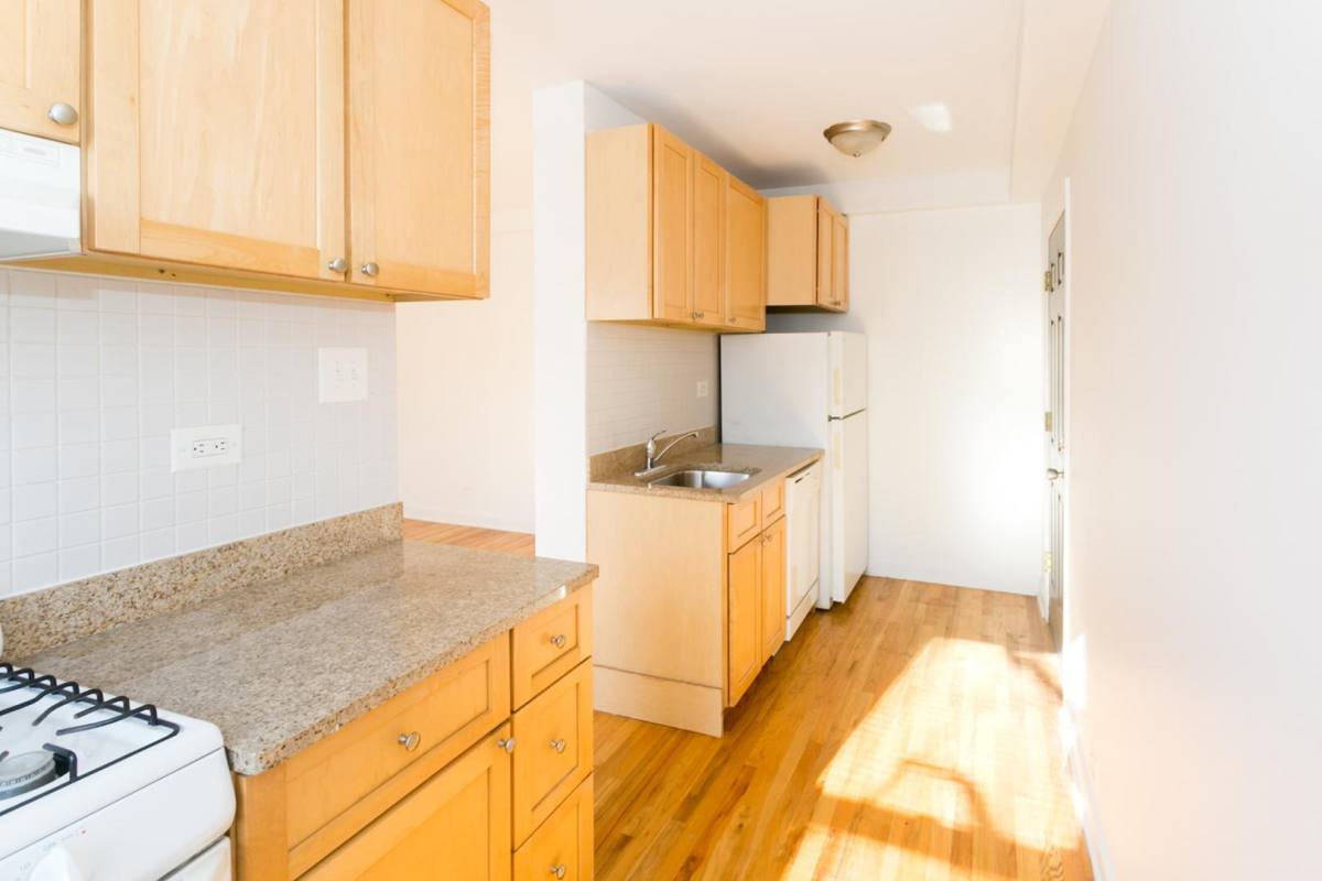 Apartment for rent at 4726 S Woodlawn Ave, Chicago, IL 60615