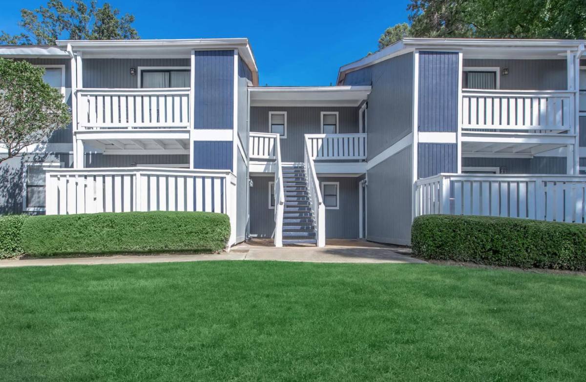 Apartment for rent at Somerset Apartment Homes, 1523 E County Line Rd, Jackson, MS 39211