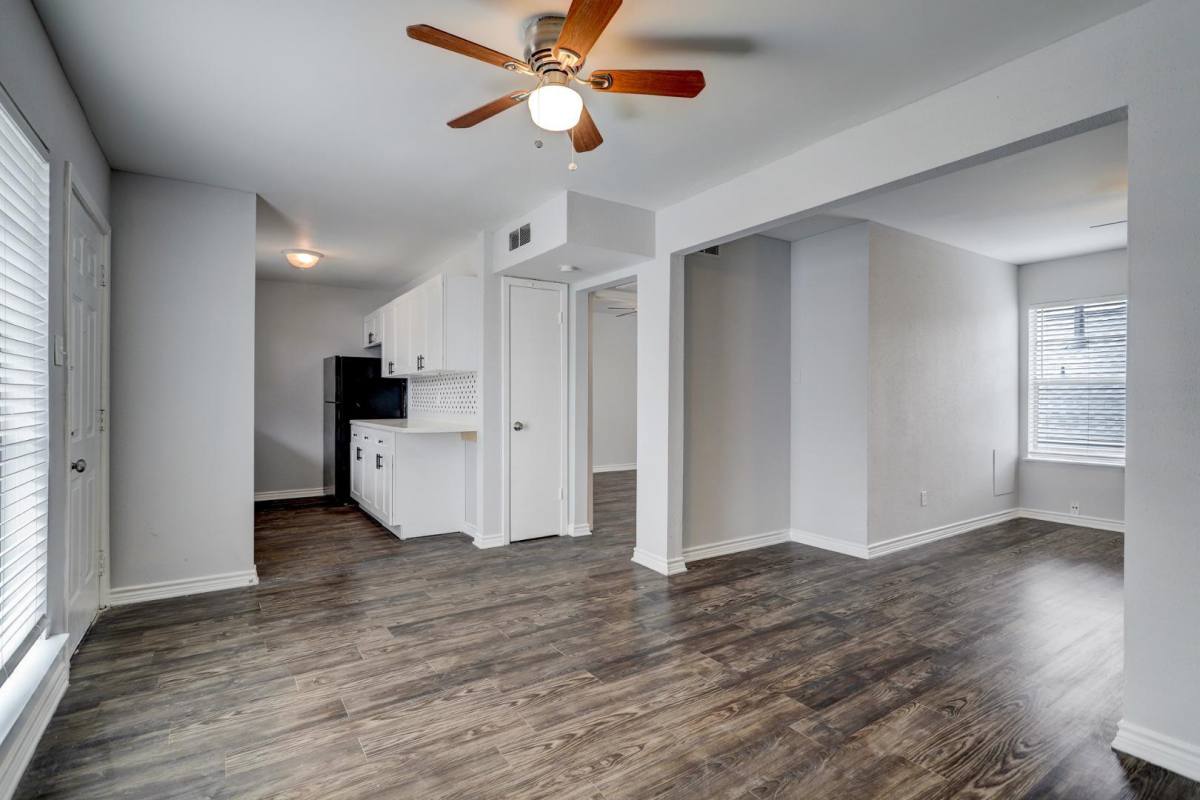 Apartment for rent at The Heights Colony, 303 E 9th St, Houston, TX 77007