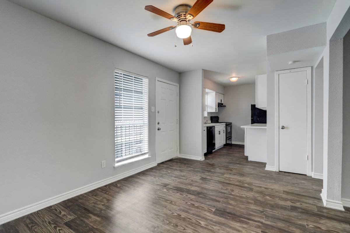 Apartment for rent at The Heights Colony, 303 E 9th St, Houston, TX 77007