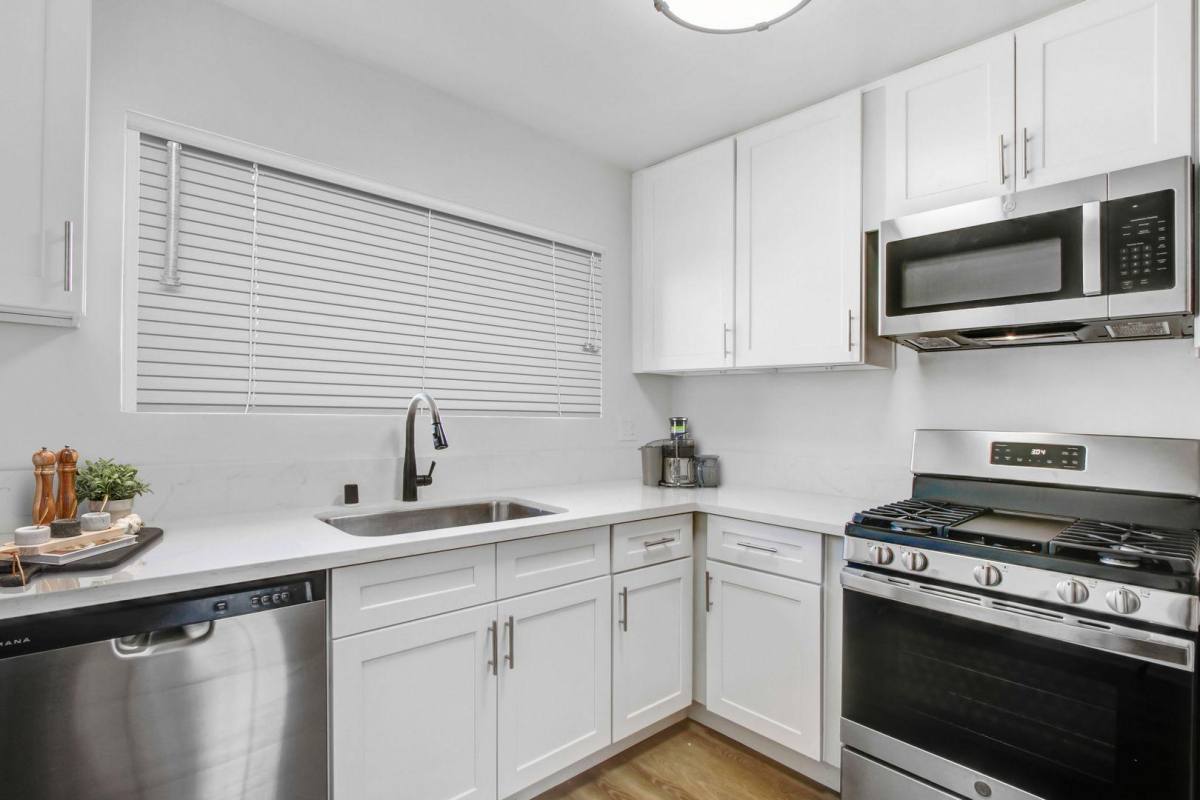 Apartment for rent at Reseda, 7650 Reseda Blvd #102, Reseda, CA 91335