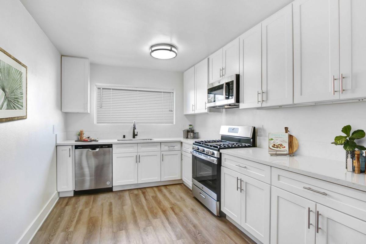 Apartment for rent at Reseda, 7650 Reseda Blvd #102, Reseda, CA 91335