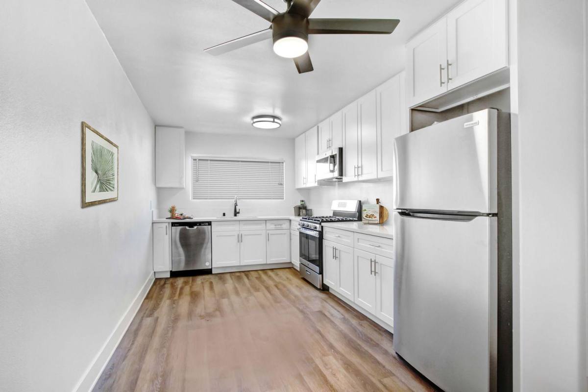 Apartment for rent at Reseda, 7650 Reseda Blvd #102, Reseda, CA 91335