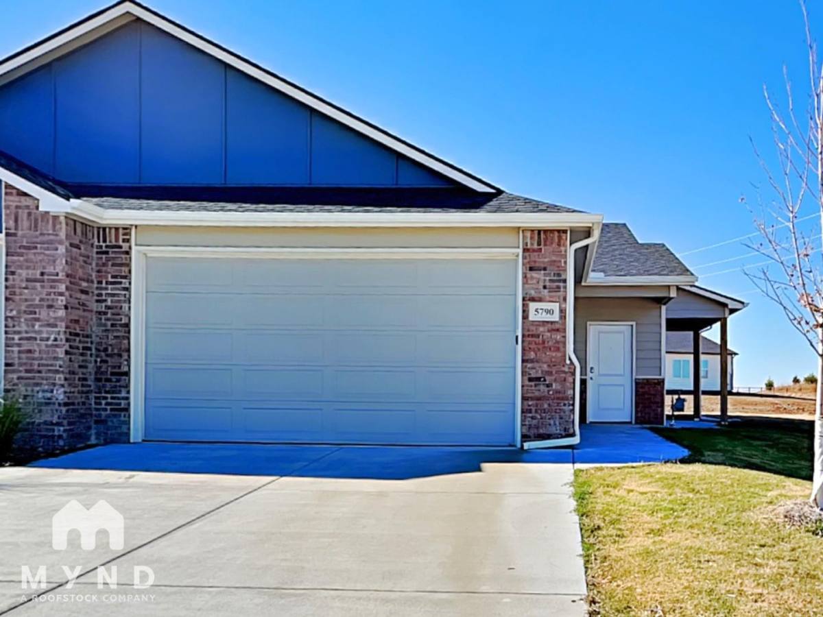 Townhouse for rent at 5790 E Bristol Circle, Wichita, KS 67220