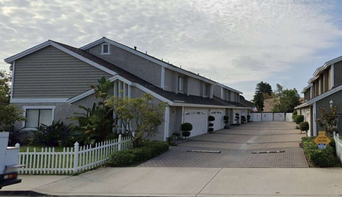 Townhouse for rent at 412 Clay Ave #1, Huntington Beach, CA 92648
