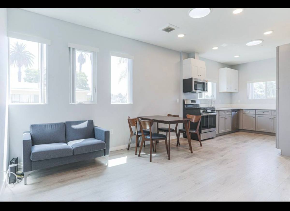 Apartment for rent at 1231 W 36th Place #1 2 Room, Los Angeles, CA 90007