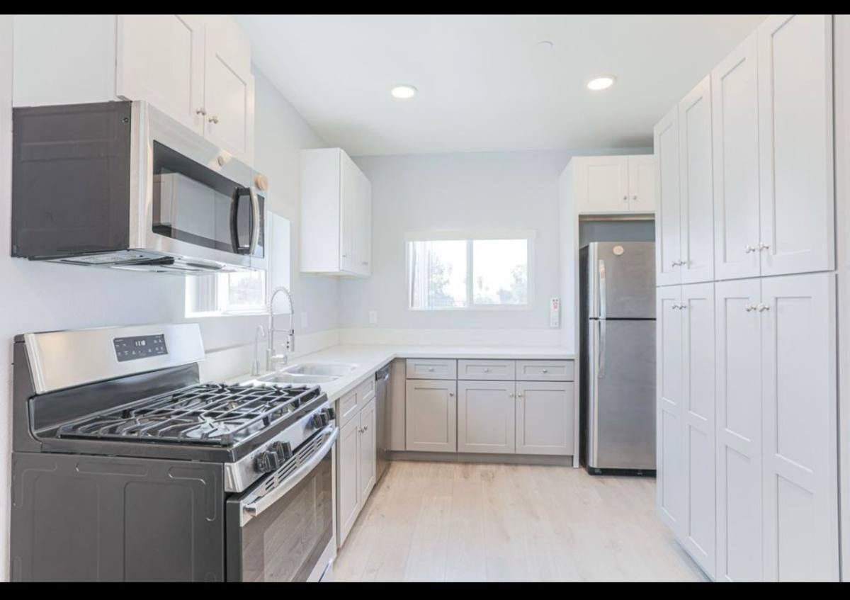 Apartment for rent at 1231 W 36th Place #1 2 Room, Los Angeles, CA 90007