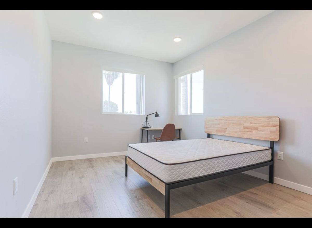 Apartment for rent at 1231 W 36th Place #1 2 Room, Los Angeles, CA 90007
