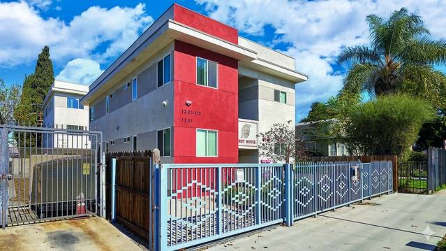 Apartment for rent at 1231 W 36th Place #1 2 Room, Los Angeles, CA 90007