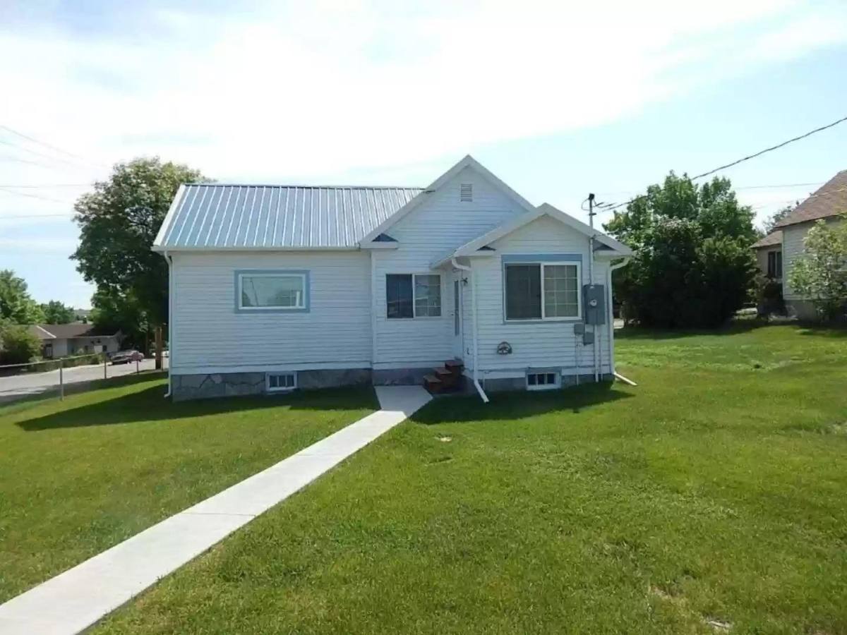 House for rent at 151 9th Ave N, Shelby, MT 59474