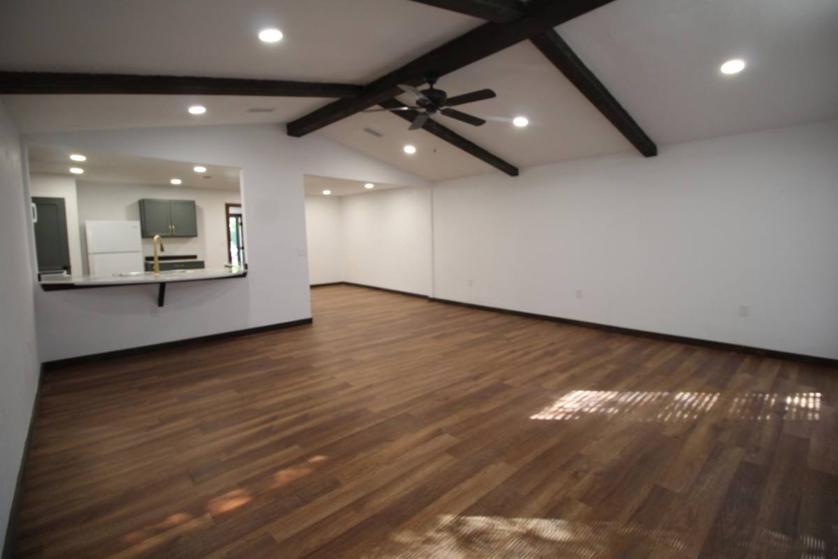 1015 W Kuykendall St, Grand Saline, TX 75140 - House for Rent - Image 2