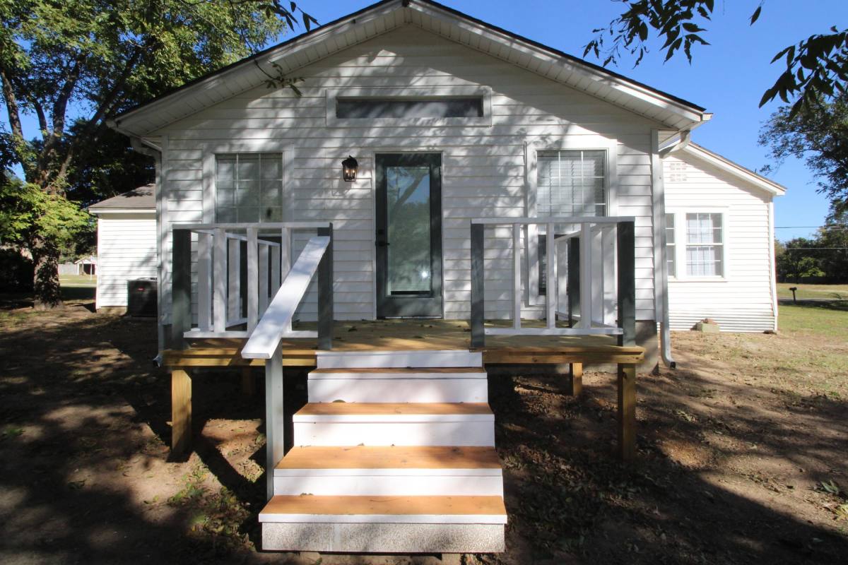 1015 W Kuykendall St, Grand Saline, TX 75140 - House for Rent - Image 3