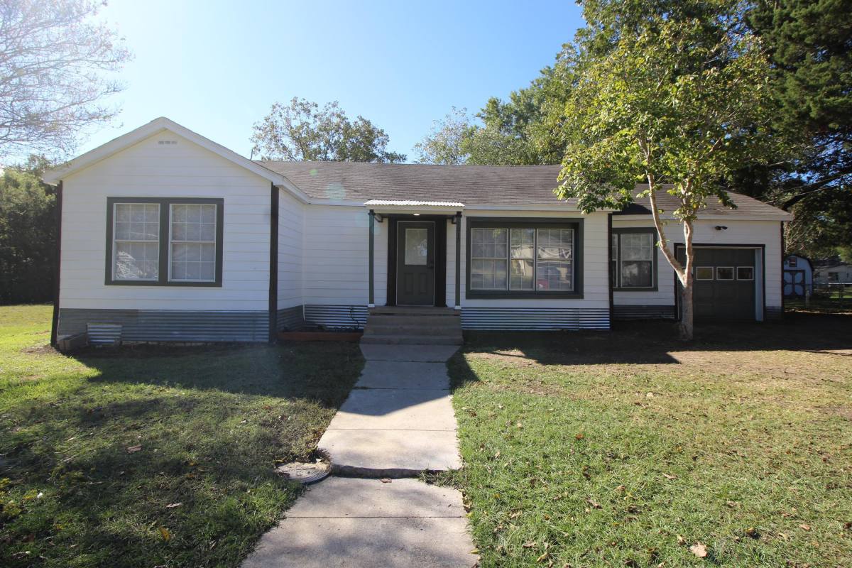 1015 W Kuykendall St, Grand Saline, TX 75140 - House for Rent - Image 1