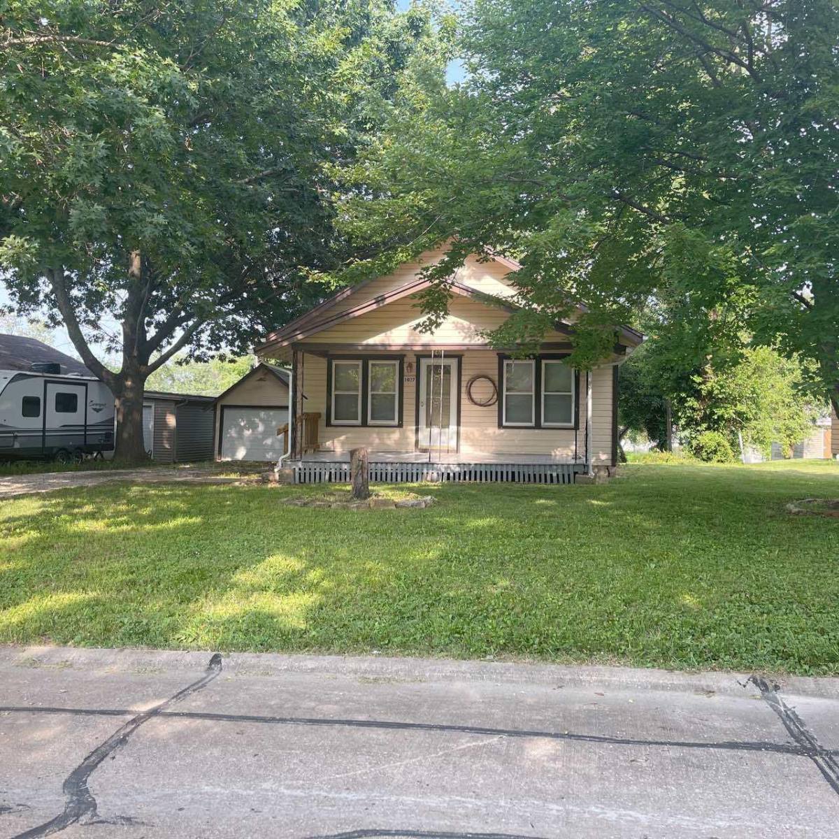 House for rent at 1027 N Poplar St, Ottawa, KS 66067