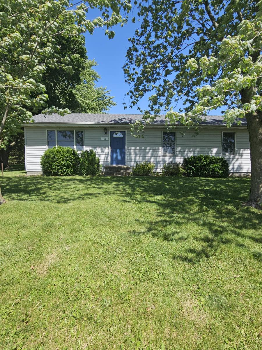 House for rent at 711 N Hemlock St, Le Roy, IL 61752