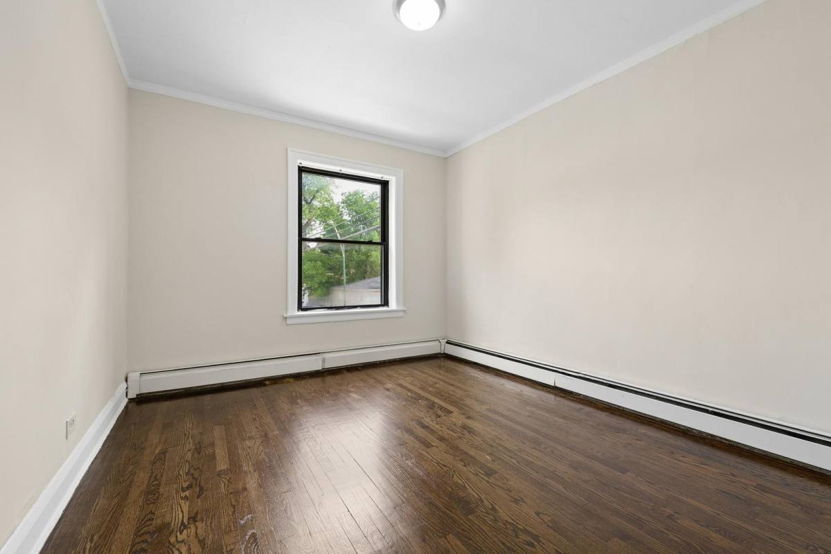 Apartment for rent at 8503 S Drexel Ave #1E, Chicago, IL 60619