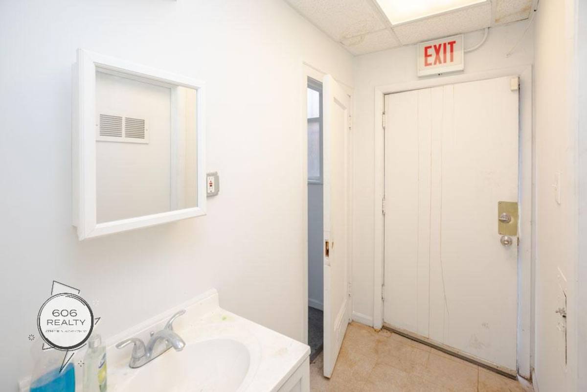 Apartment for rent at 1550 W 95th St, Chicago, IL 60643