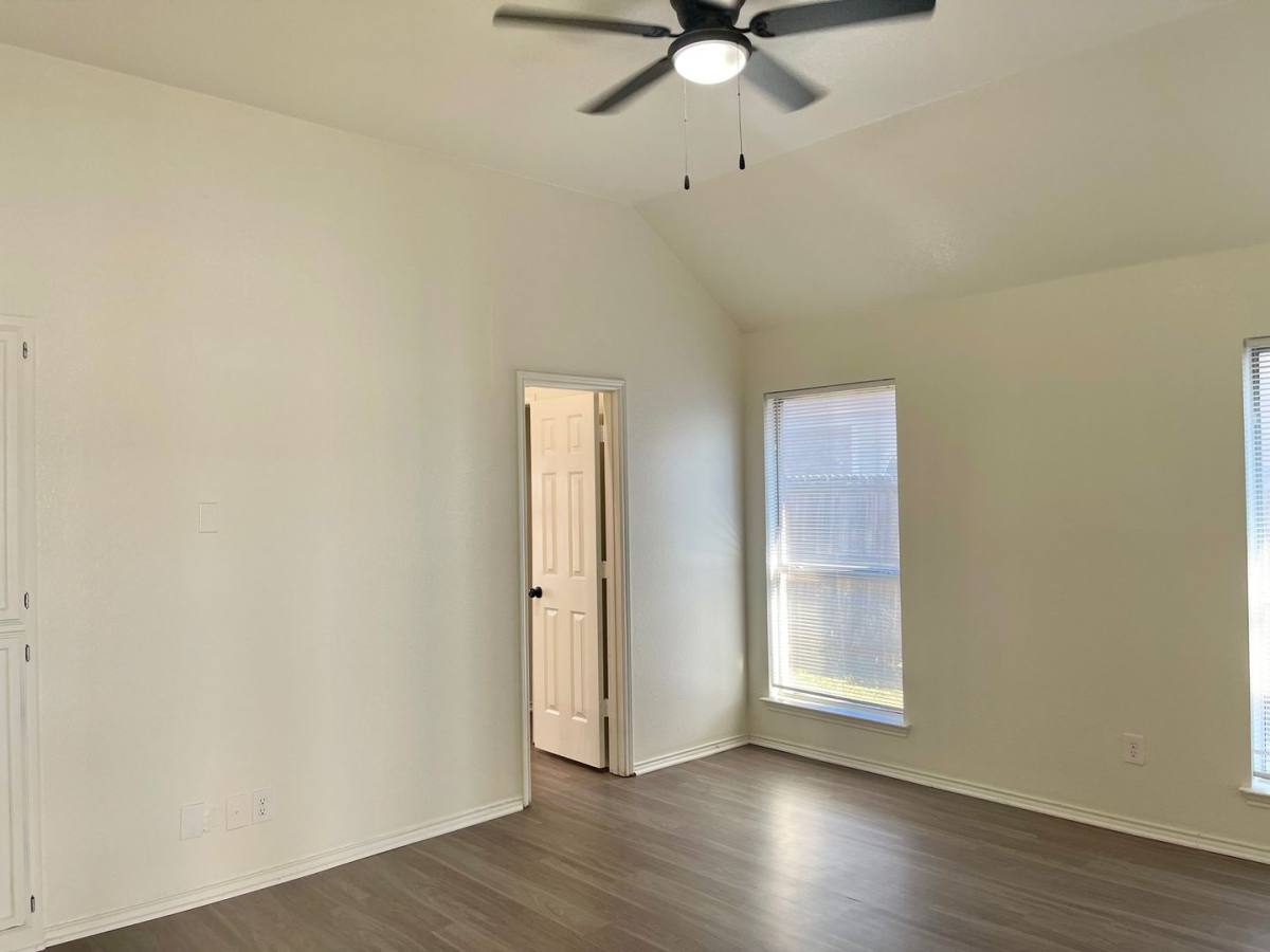 House for rent at 517 Meadowcrest Dr, Burleson, TX 76028