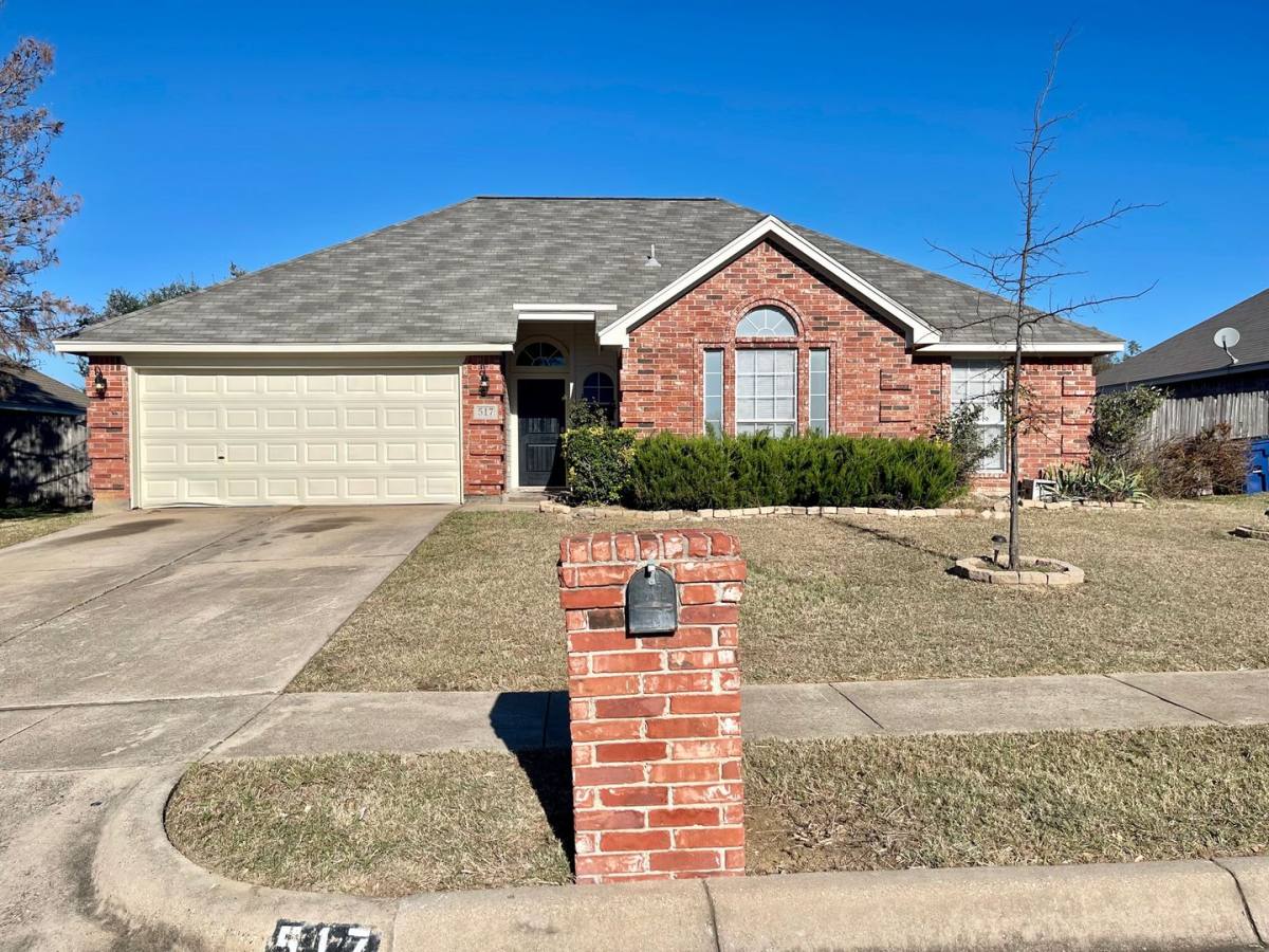 House for rent at 517 Meadowcrest Dr, Burleson, TX 76028