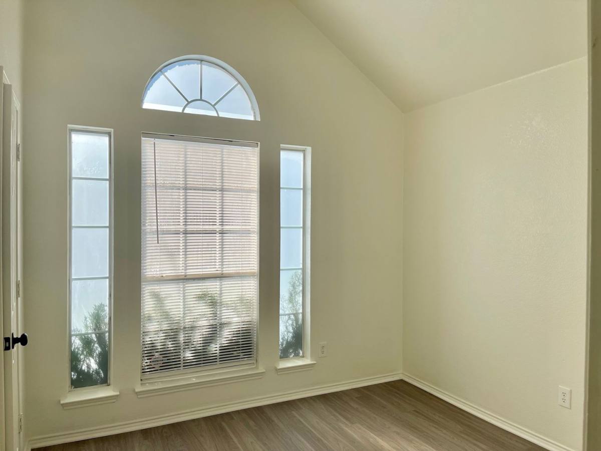 House for rent at 517 Meadowcrest Dr, Burleson, TX 76028
