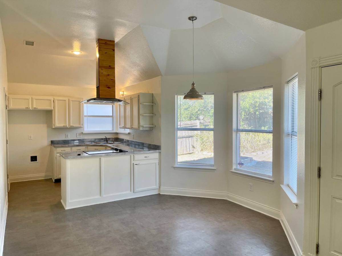 House for rent at 517 Meadowcrest Dr, Burleson, TX 76028