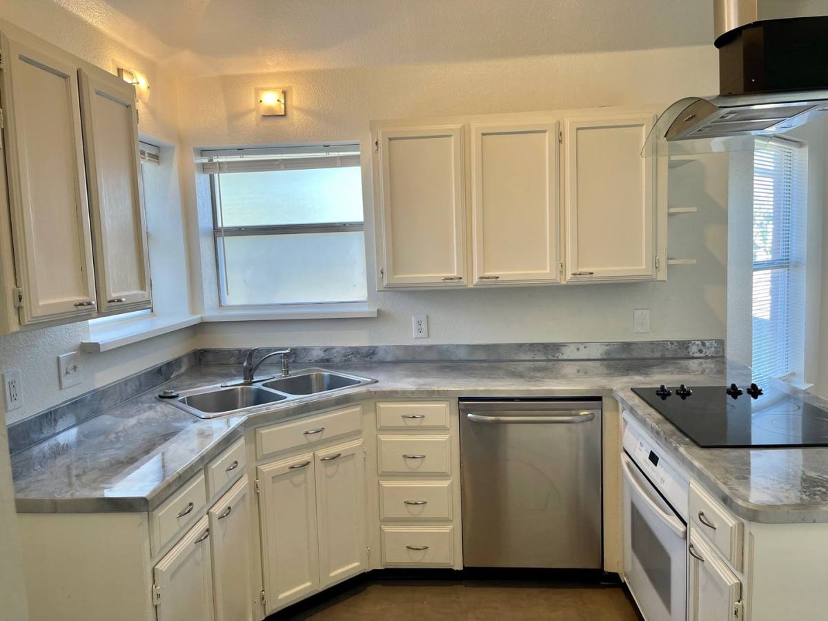 House for rent at 517 Meadowcrest Dr, Burleson, TX 76028
