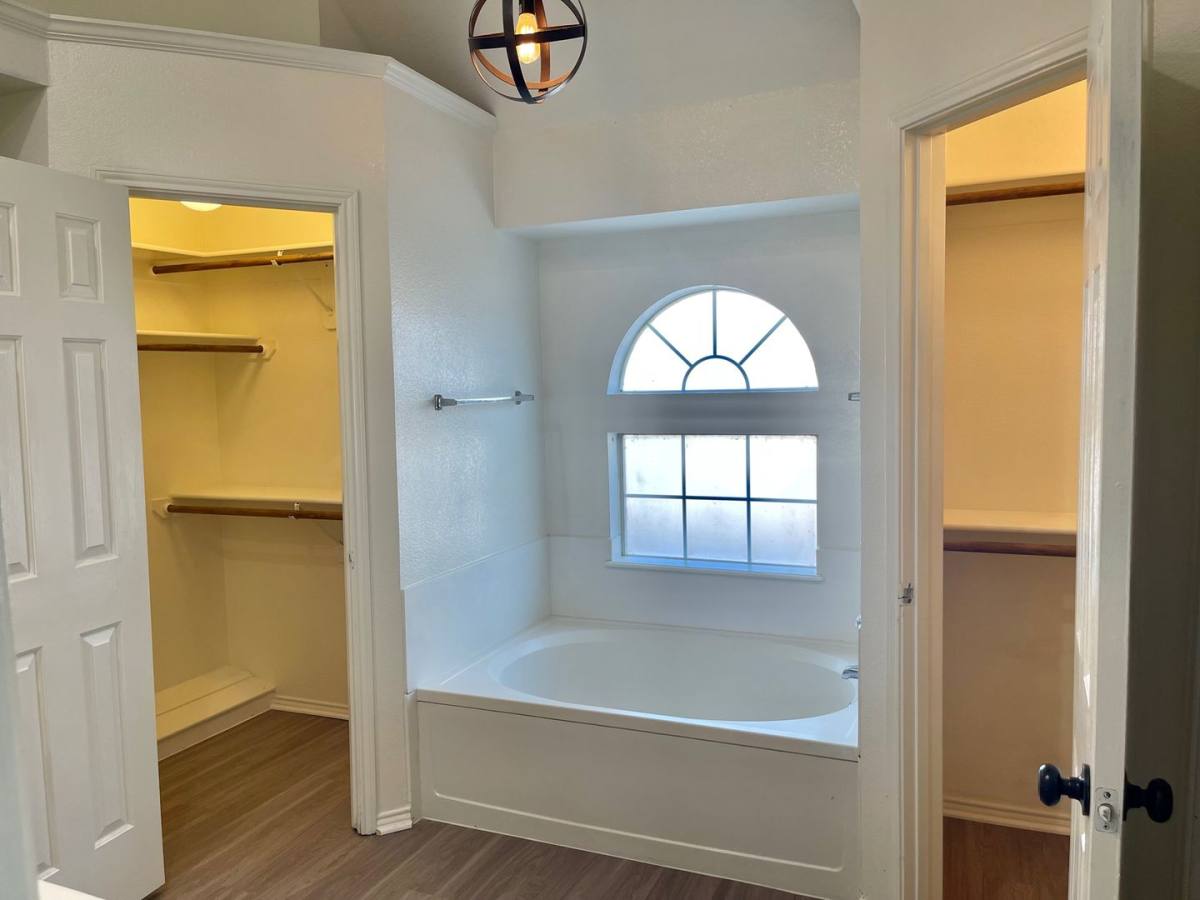 House for rent at 517 Meadowcrest Dr, Burleson, TX 76028