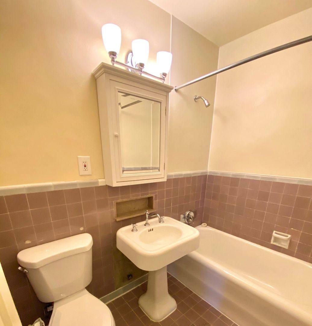 Apartment for rent at 921 1st Ave W, Seattle, WA 98119