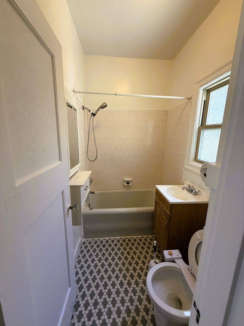 Apartment for rent at 231 29th St, Oakland, CA 94611