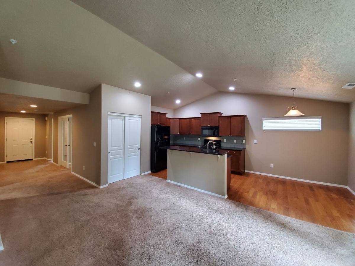 House for rent at 899 N Pointe Dr NW, Albany, OR 97321