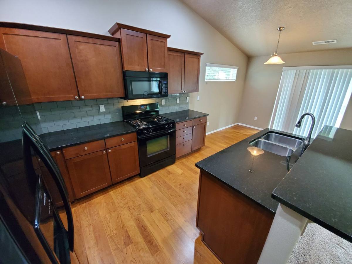 House for rent at 899 N Pointe Dr NW, Albany, OR 97321