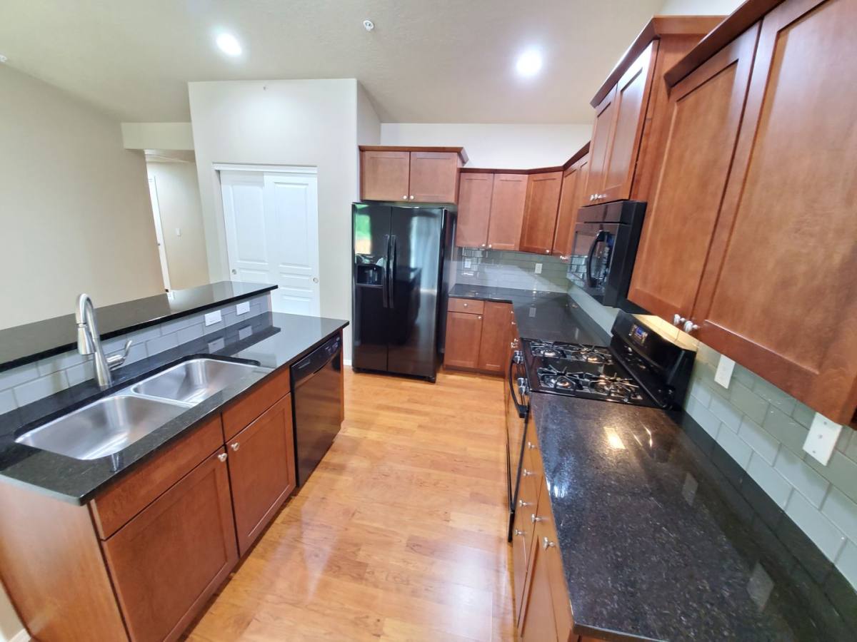 House for rent at 899 N Pointe Dr NW, Albany, OR 97321