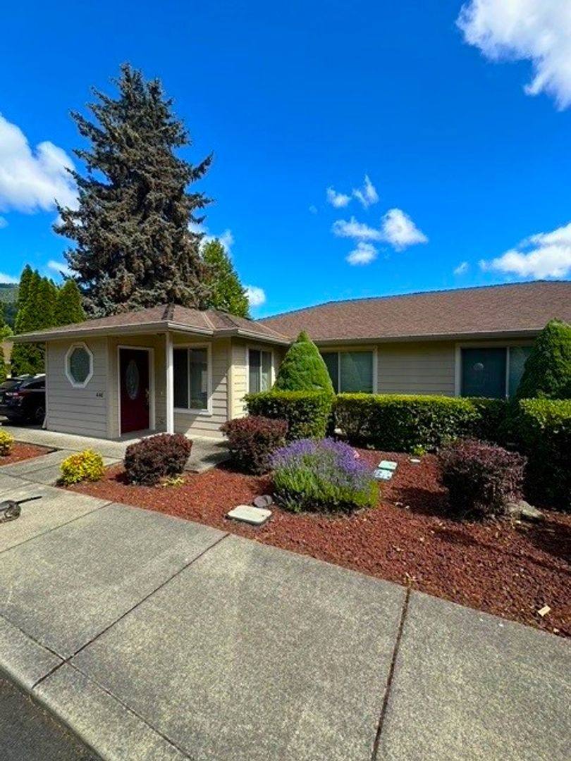 Apartment for rent at 440, 442, 444, 446, 448, 450, 452 Pine St, Rogue River, OR 97537