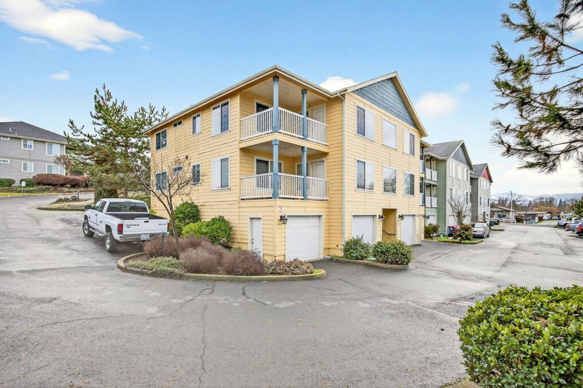 Apartment for rent at 2533 Corona, Medford, OR 97504
