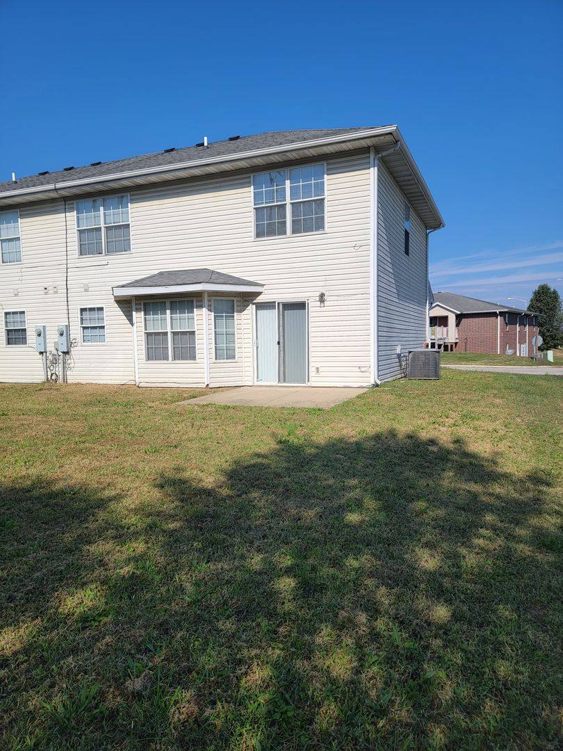 Apartment for rent at 123 Hickory Ridge Dr, Saint Robert, MO 65584