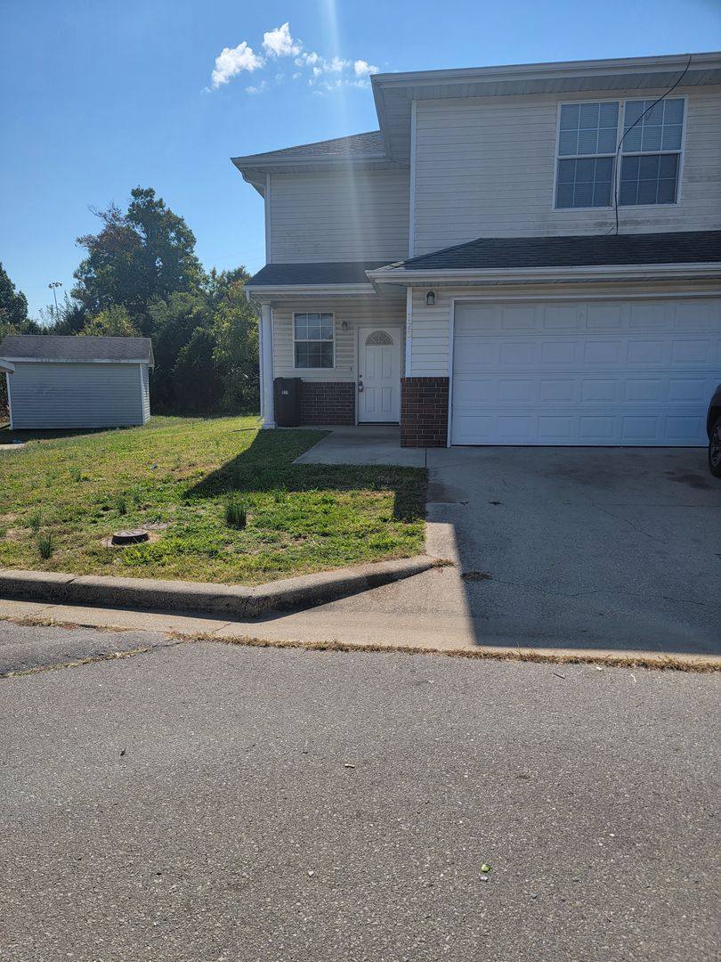 Apartment for rent at 123 Hickory Ridge Dr, Saint Robert, MO 65584